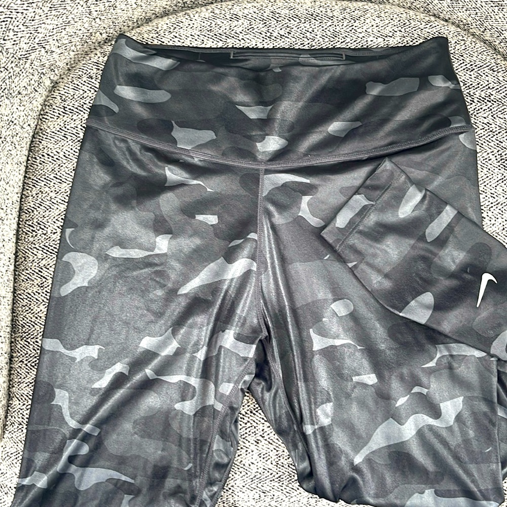 Nike dri-fit women’s full length shiny camo leggings size Medium. New no tags